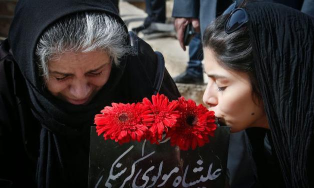 پیکر علیشاه مولوی با شعرخوانی و آواز خوانی به خاک سپرده شد