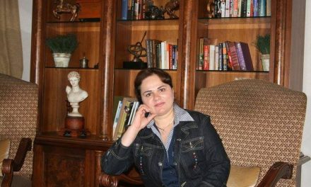 در ما هزار مرد و هزار زن به هزار زبان زنده‌اند