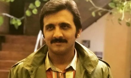 وقتی که باد سی کیلومتر در ساعت می‌وزید و من ترک موتور سیگار می‌کشیدم